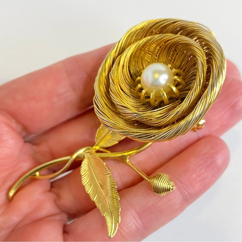 Vintage Jeanne Brooch Floral Signed Gold Tone Wire Flower Faux Pearl Center 3.25